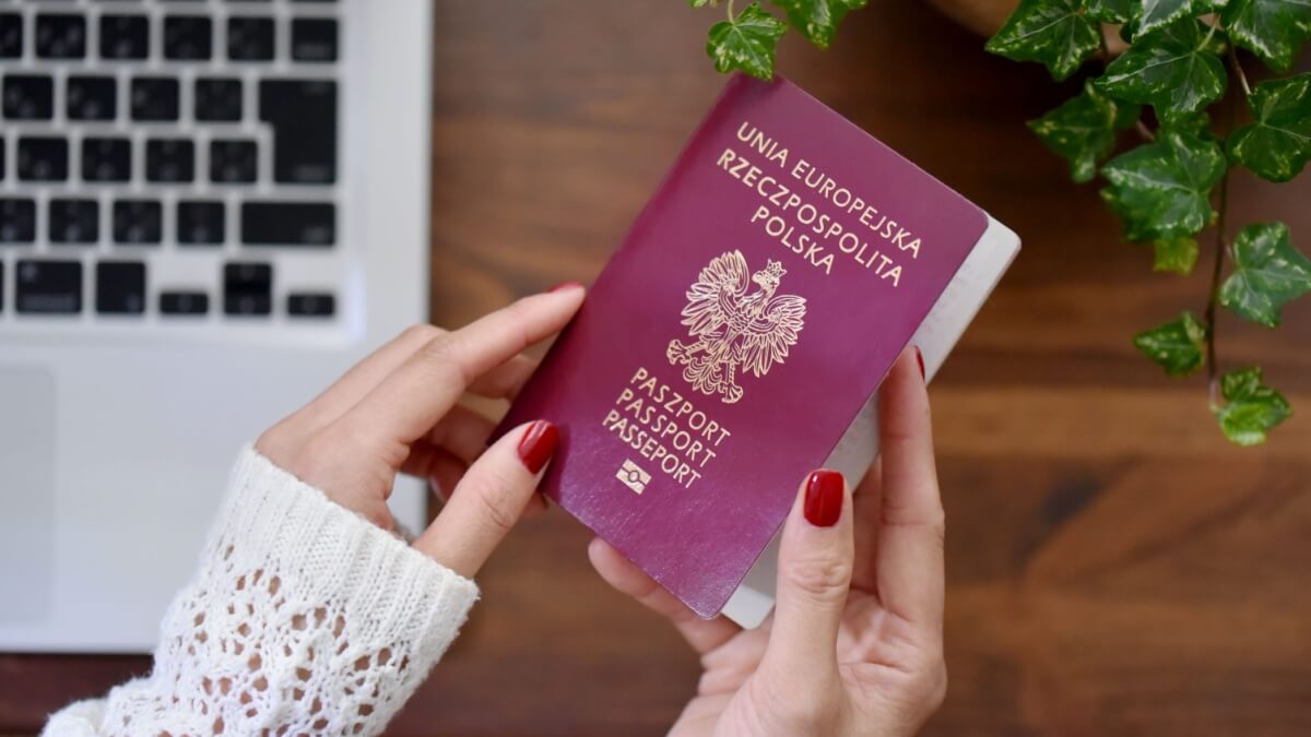 Vantagens do Passaporte Polonês: Por que cada vez mais brasileiros estão buscando essa cidadania europeia